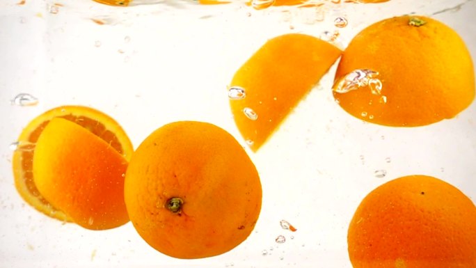 多汁的橙子一半浸在水中