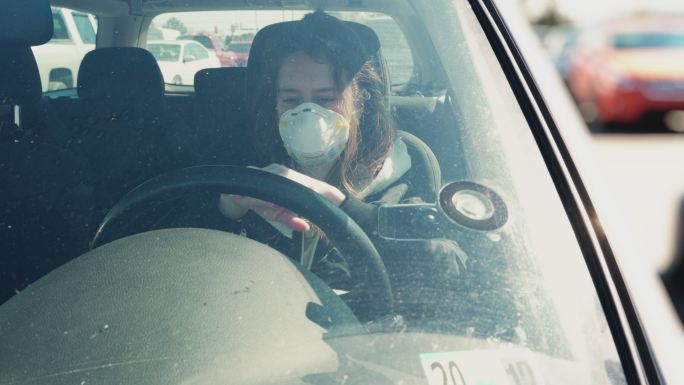 女子戴着口坐在车里用消毒湿巾洗手