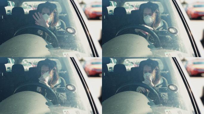 女子戴着口坐在车里用消毒湿巾洗手