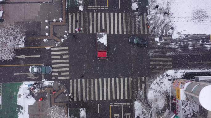 俯拍下雪天城市街道