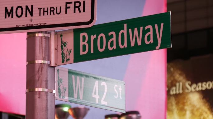著名的百老汇街道标志位于标志性的时代广场
