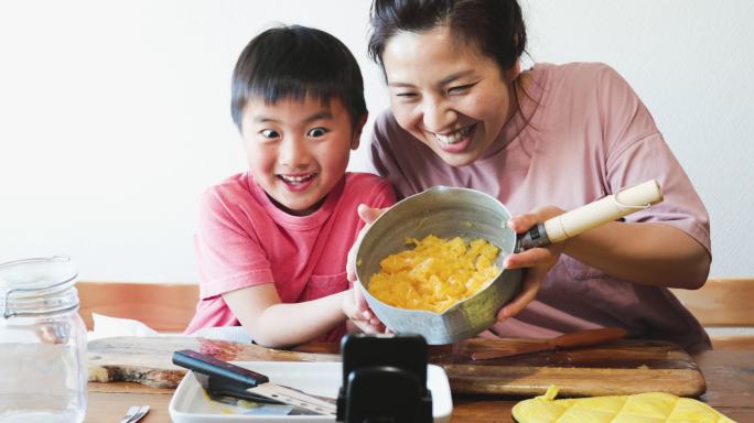 母亲和儿子做果酱亲密互动温馨幸福TVC广