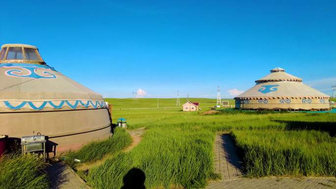 4k实拍蓝天下草原上散落的蒙古包群