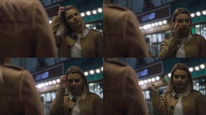 城里的年轻女子女孩微笑幸福笑容阳光灿烂