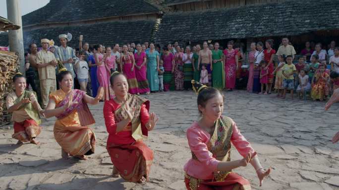 云南乡村过年村民打鼓跳舞庆祝丰收