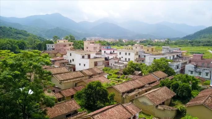 航拍群山中的小山村新兴县户峡塘村风景