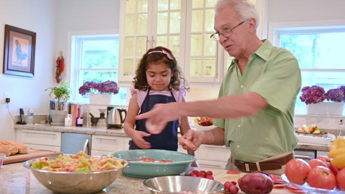 和祖父一起做沙拉敞开式厨房菜盘摆盘造型西
