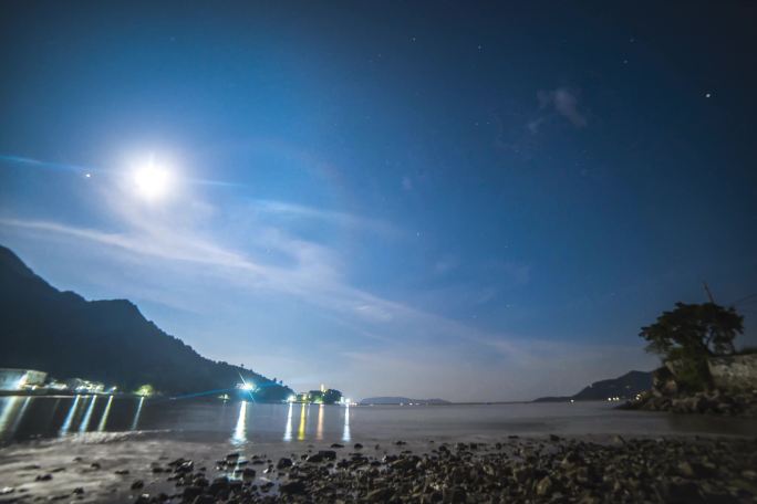 海边小渔村夜晚 月亮和星星升起涨潮延时