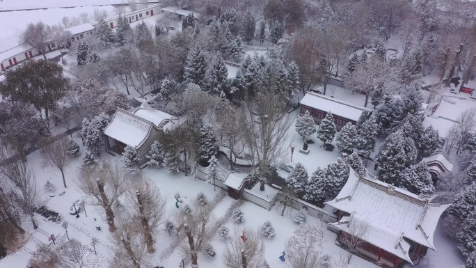 俯拍下雪天古迹庭院