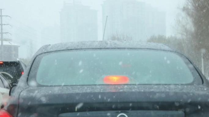 雪天交通拥堵路面积雪车窗积雪下雪天车流