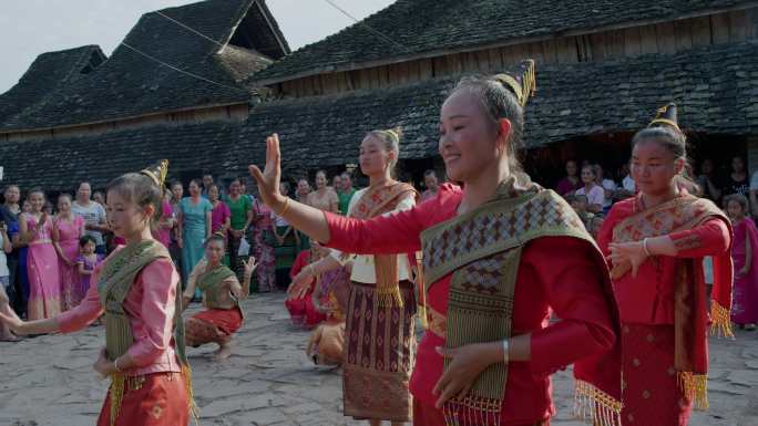 云南乡村过年村民跳舞庆祝丰收