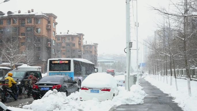 车窗积雪下雪天公交车慢行交通车流雪道行车