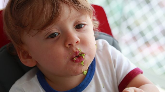 婴儿吃花椰菜吃饭