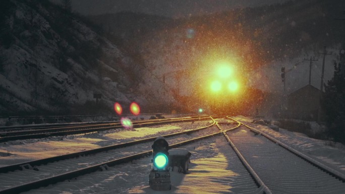 夜间下雪天行驶的内燃机火车