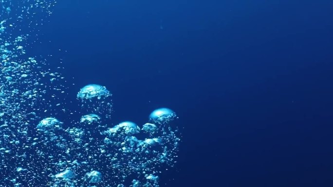 许多气泡在水下运动