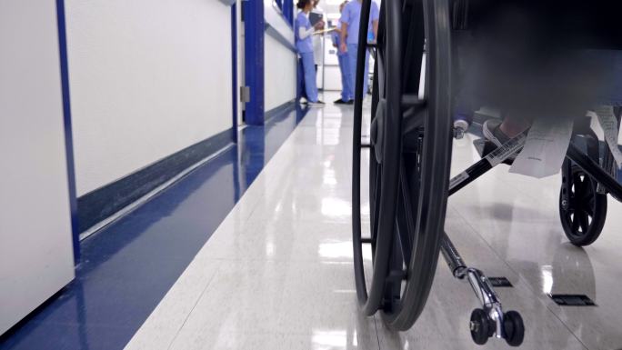 医院的病人被推在医院走廊的轮椅上