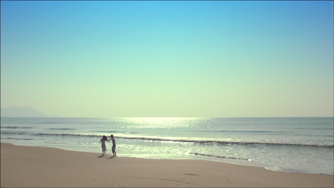 海边 情侣 海浪 浪漫奔跑 牵手 美好
