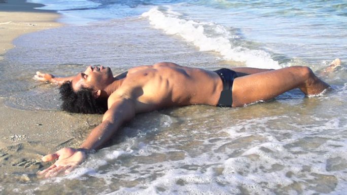 高清超慢镜头：躺在沙滩上的性感男人