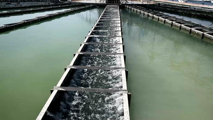 水处理厂的澄清池视频素材污水处理工厂过滤