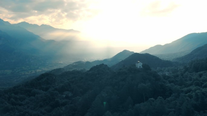 飞越山顶上的小教堂