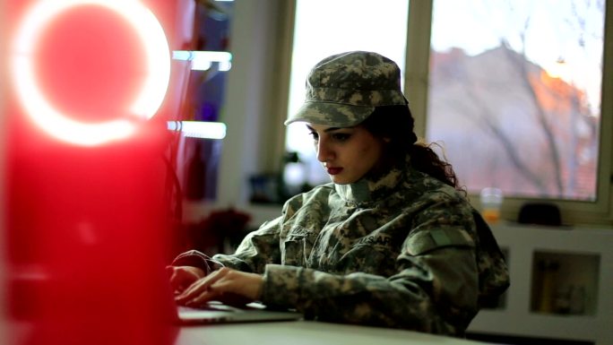 美国士兵使用计算机