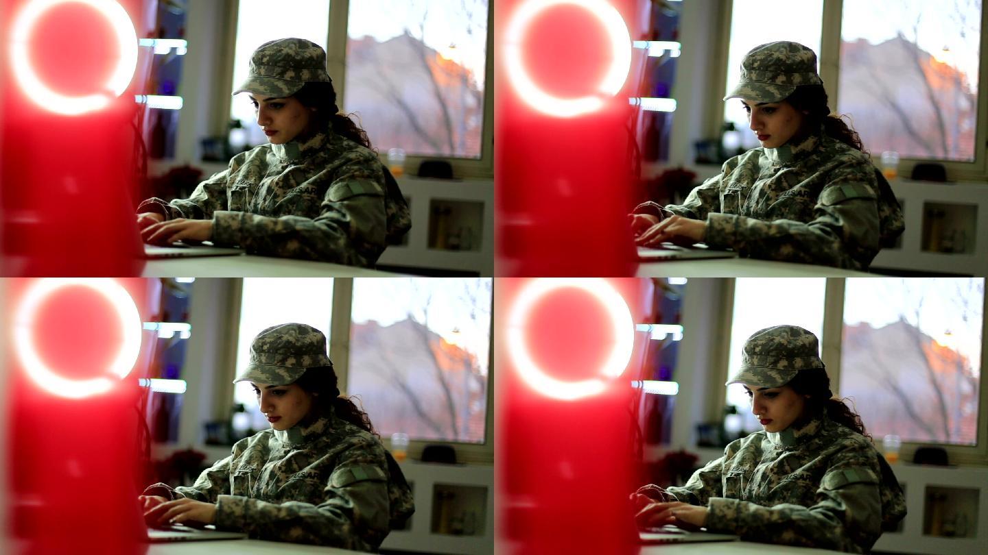 美国士兵使用计算机