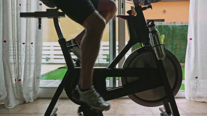 在家骑健身自行车锻炼的视频