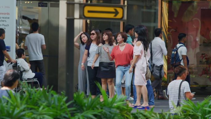 游客在新加坡街头合影拍照