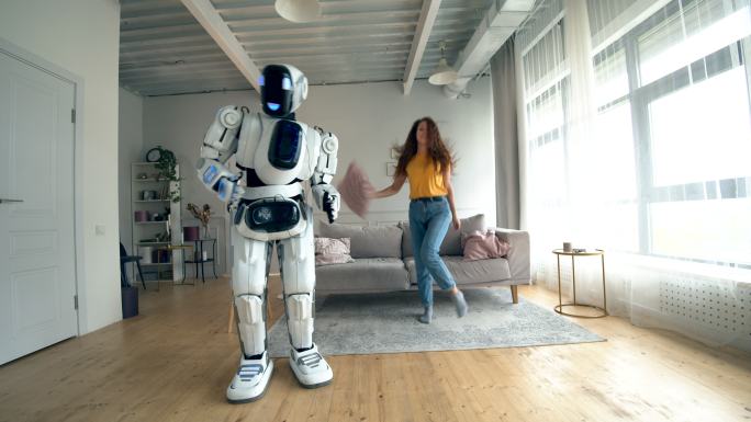 快乐女孩和机器人在一个房间里跳舞