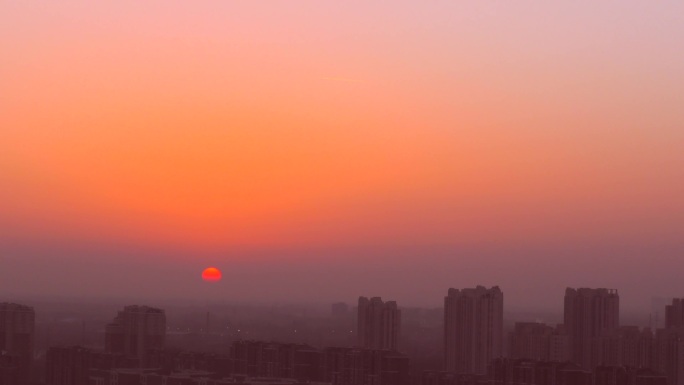 城市日出雾霾中的城市清晨黎明早晨的太阳