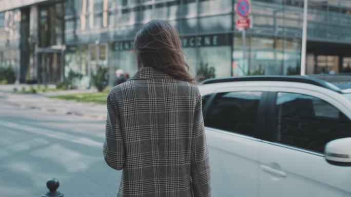 坐网约车的女人国外外国打车路边等车等人