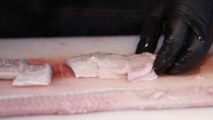 切鳗鱼特写 海鲜 鳗鱼切块 烤鳗鱼 烤肉