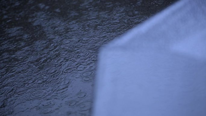 下雨天雨水打在伞上春雨梅雨唯美意境画面