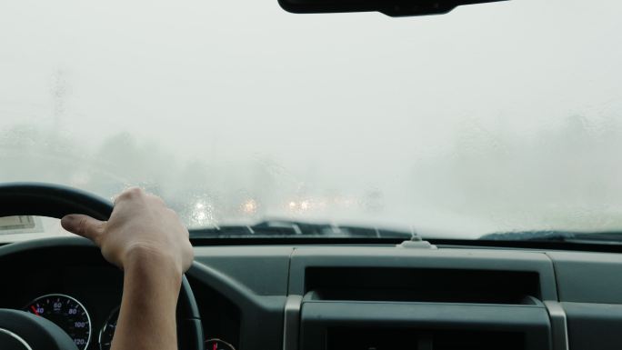 一个人在大雨中开车