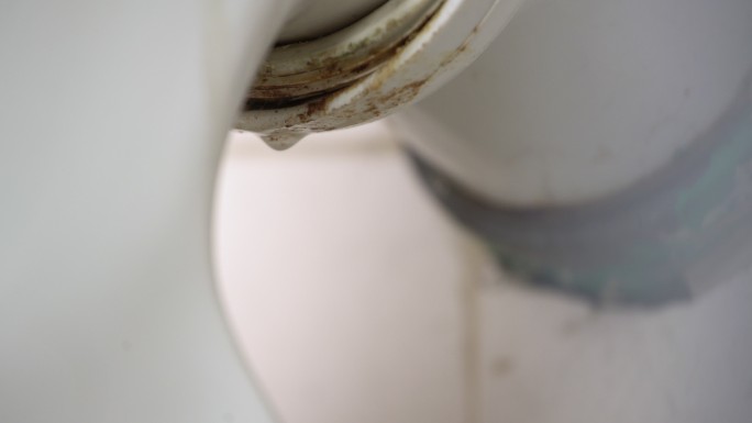 由于管道堵塞或部件磨损导致马桶漏水