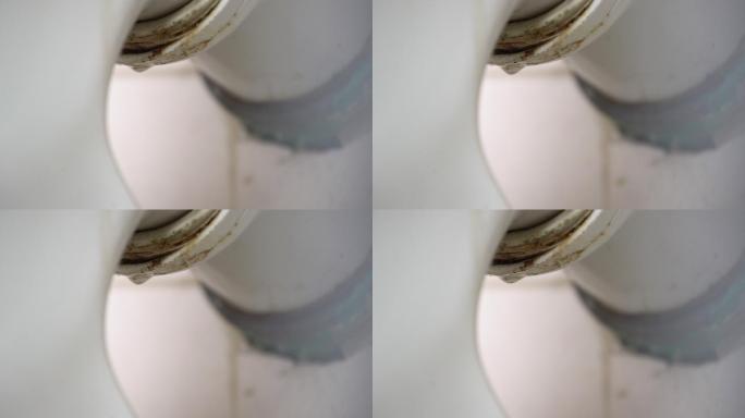 由于管道堵塞或部件磨损导致马桶漏水