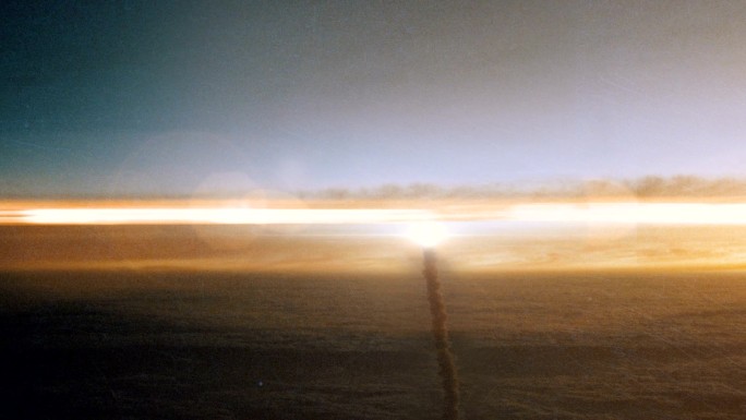 太空火箭在日落时穿过云层发射升空