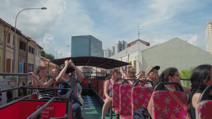 乘坐观光巴士在新加坡城市游览
