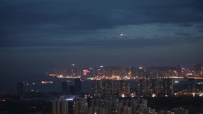 海面夜晚城市飞机降落2K60帧