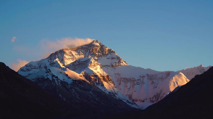 西藏雪山珠峰珠穆朗玛峰日照金山世界第一峰