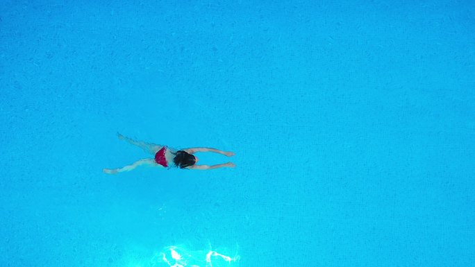 游泳池里的女人蛙泳蝶泳私家泳池