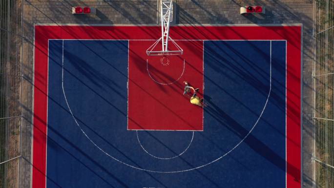 篮球场上两名篮球运动员的鸟瞰图