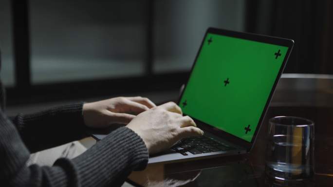 【8K正版素材】绿屏商务笔记本电脑打字