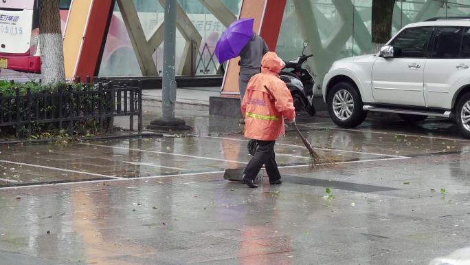 风雨中的清洁工人
