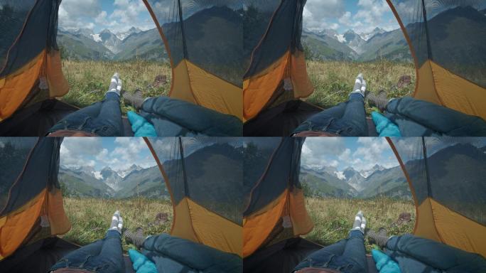 从山上的帐篷里向外看