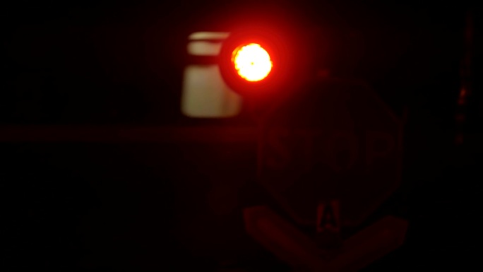 夜间通过铁路道口的客车。