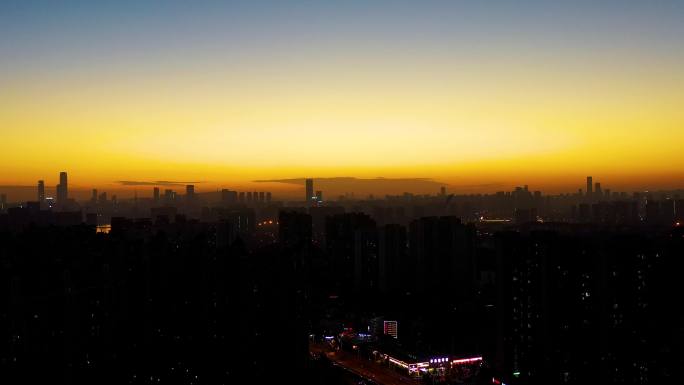 日落后的城市街景