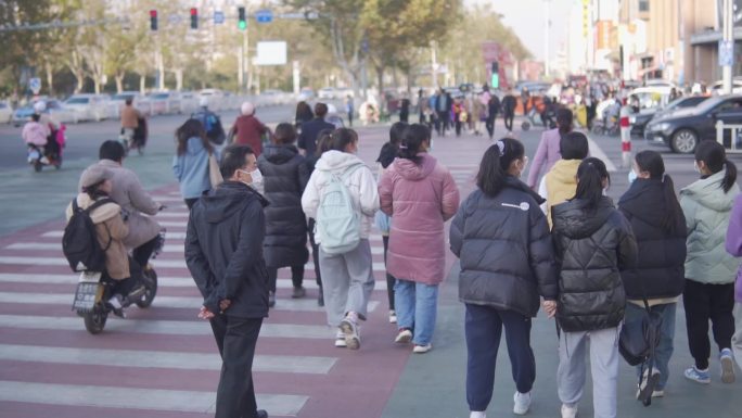 街道行人路口学生放学斑马线过马路