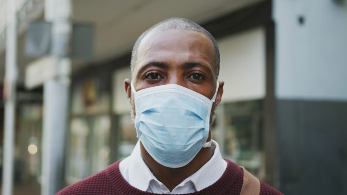 戴口罩的黑人防护服抗击疫情新冠病毒