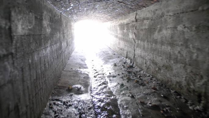 在地下雨水系统隧道内行走